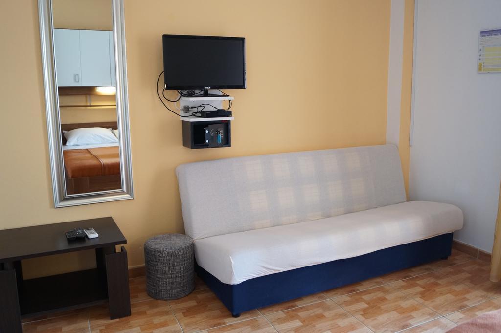 Apartments Mario With Private Parking Makarska Exterior photo