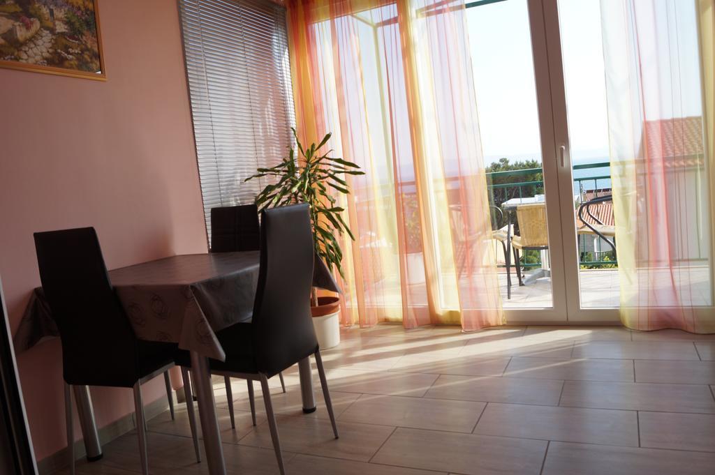 Apartments Mario With Private Parking Makarska Exterior photo