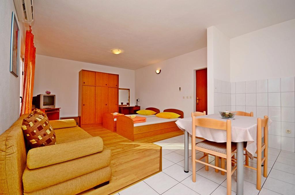 Apartments Mario With Private Parking Makarska Exterior photo