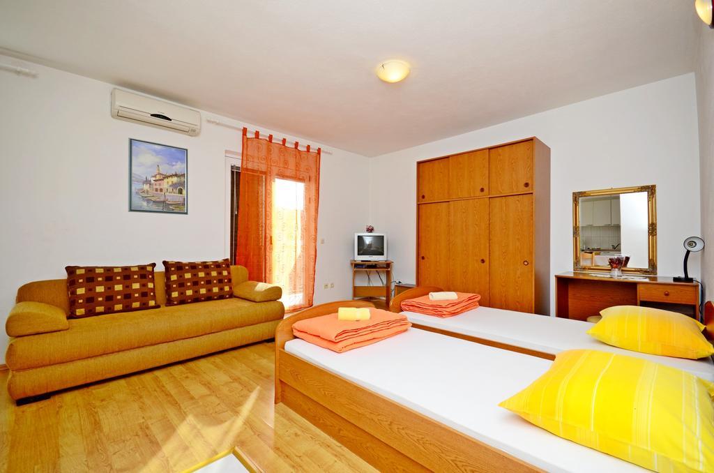 Apartments Mario With Private Parking Makarska Exterior photo