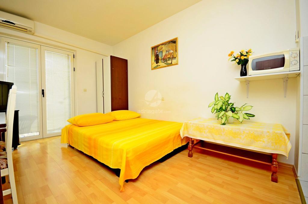 Apartments Mario With Private Parking Makarska Room photo