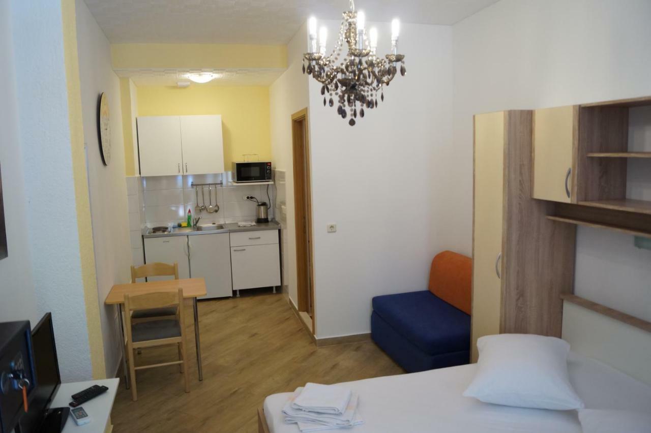 Apartments Mario With Private Parking Makarska Exterior photo